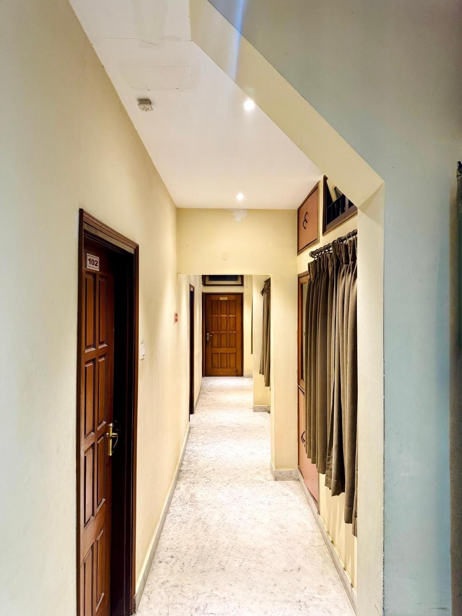 Hotel B K R Гувахати Экстерьер фото