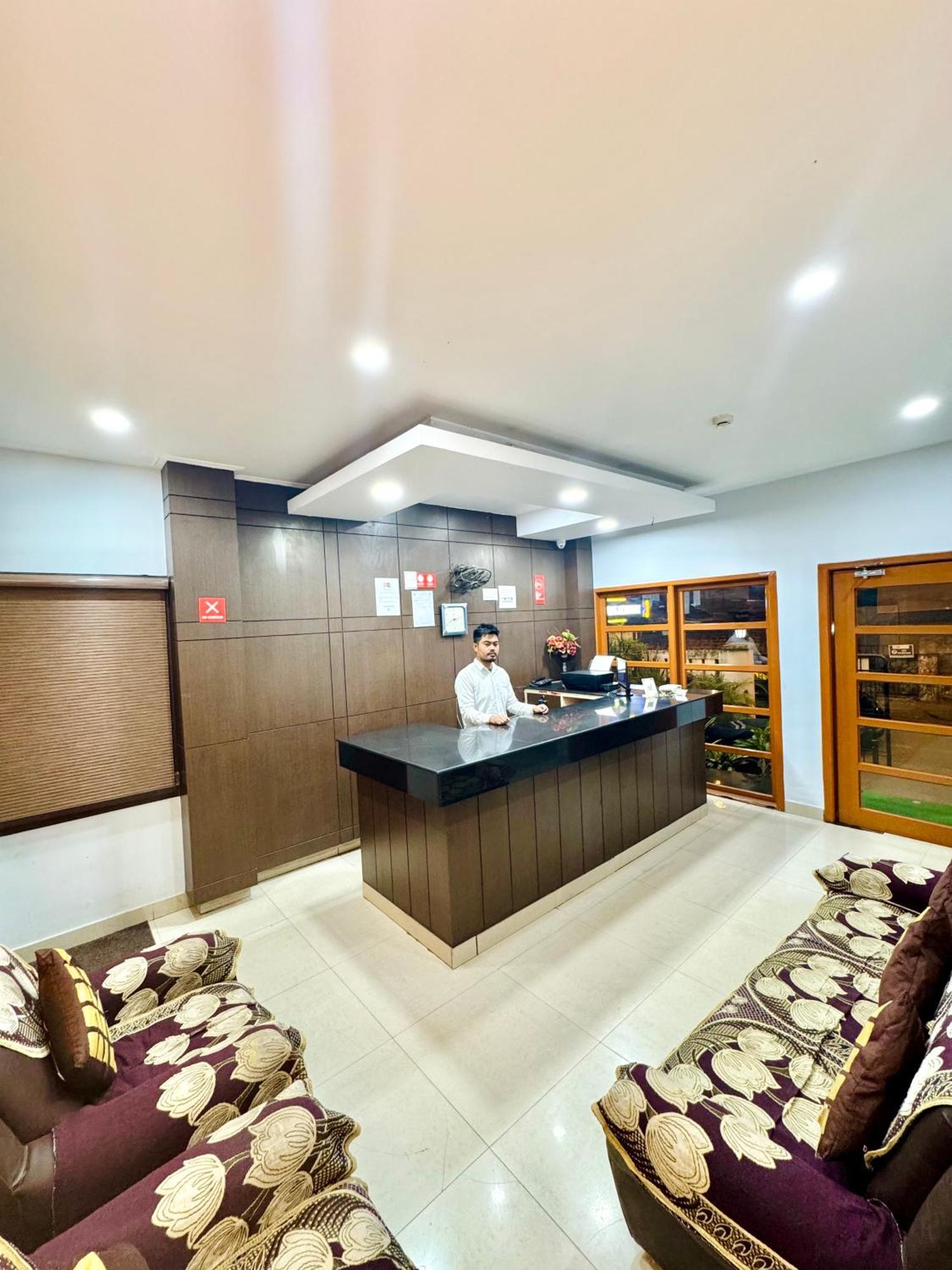 Hotel B K R Гувахати Экстерьер фото